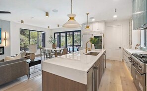 Geladeira, micro-ondas, fogão, cooktop