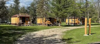 Little O'L Town-Cozy Rustic Western Town, private cabins. Great for GROUPS!