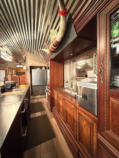 Little O'L Town-Cozy Rustic Western Town, private cabins. Great for GROUPS!