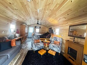 Smart TV, fireplace
