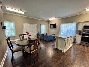 Dining - Peaceful Guest House Leesburg (Albany)