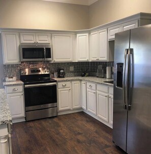 Fridge, microwave, oven, stovetop - Peaceful Guest House Leesburg (Albany)