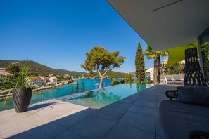 Pool - Beachfront Villa Korina Blue with Pool (Žrnovo)