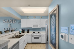 Condo, 1 Queen Bed with Sofa bed (Pelican Isle 107) | Private kitchen