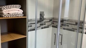 Shower, hair dryer, towels