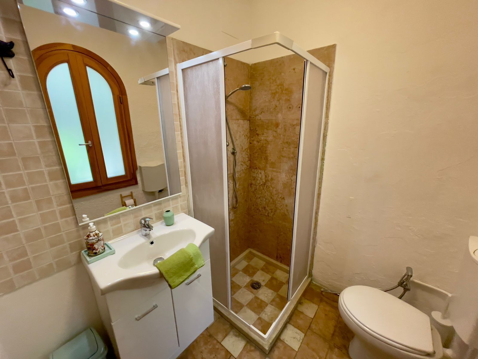 Douche, serviettes fournies, savon, papier toilette