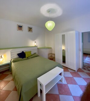 1 chambre, fer et planche à repasser, accès Internet, draps fournis