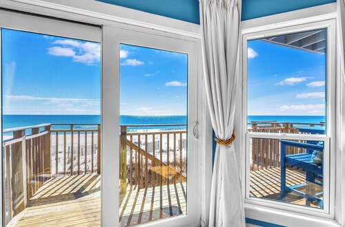 Ocean Breeze Beachfront SGI: Gulf-Front Escape for Families & Couples with Pool