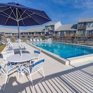 2 outdoor pools