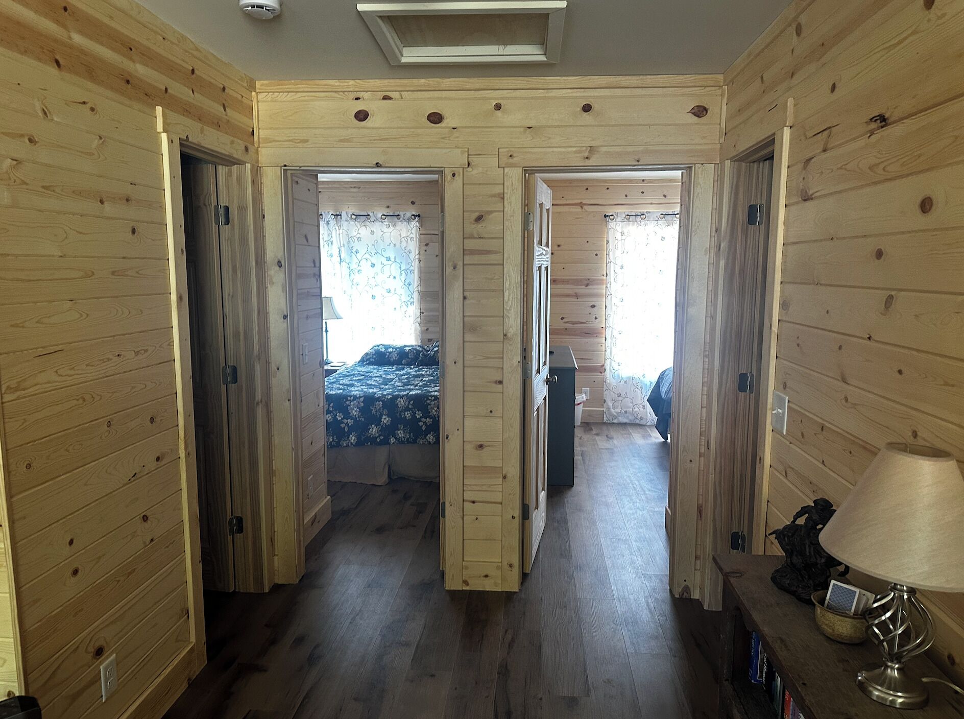 2 slaapkamers, een strijkplank/strijkijzer, gratis wifi, beddengoed