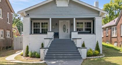 Bungalow Retreat-Fire pit/Patio/Games/Relaxing Front Porch/Parking Spaces