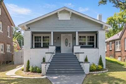 Bungalow Retreat-Fire pit/Patio/Games/Relaxing Front Porch/Parking Spaces