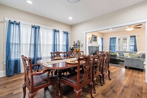 Dining - Bungalow Retreat-Fire pit/Patio/Games/Relaxing Front Porch/Parking Spaces (Birmingham)