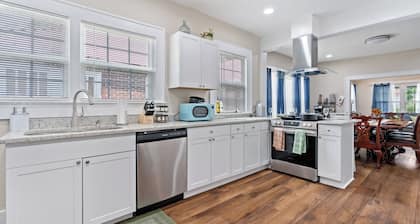 Bungalow Retreat-Fire pit/Patio/Games/Relaxing Front Porch/Parking Spaces