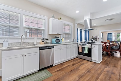 Bungalow Retreat-Fire pit/Patio/Games/Relaxing Front Porch/Parking Spaces