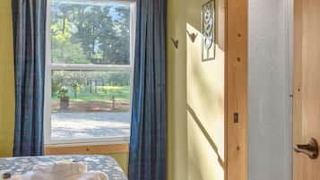 1 bedroom, desk, WiFi, bed sheets