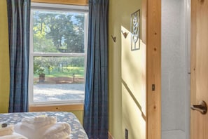 1 bedroom, desk, WiFi, bed sheets