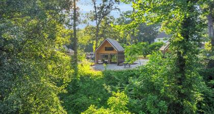 The Goldfinch - Private Hot Tub, River Retreat