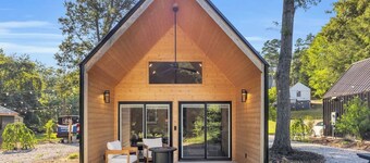 Hot Tub! Riverfront Cabin Retreat - 6 Min to GLV