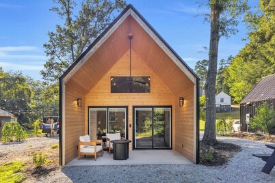 Hot Tub! Riverfront Cabin Retreat - 6 Min to GLV