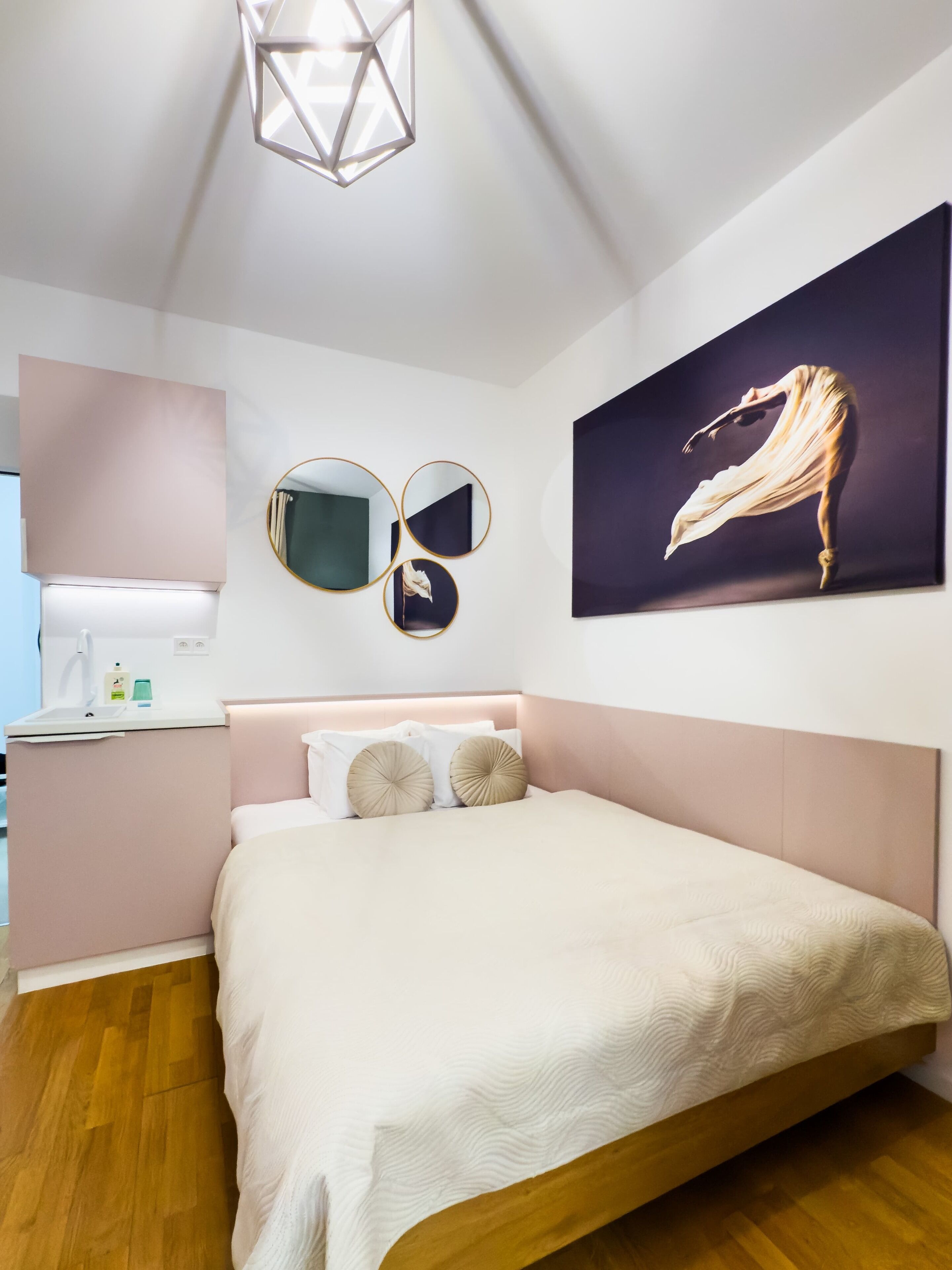 5 bedrooms, iron/ironing board, WiFi, bed sheets