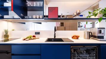 Fridge, microwave, stovetop, dishwasher