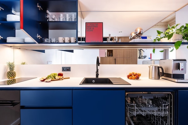 Réfrigérateur, micro-ondes, plaque de cuisson, lave-vaisselle