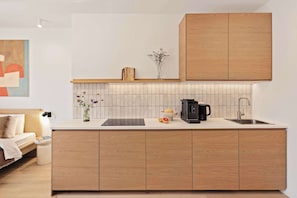 Réfrigérateur, plaque de cuisson, lave-vaisselle, cafetière/bouilloire
