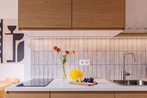 Refrigerador, parrilla de estufa, lavavajillas y cafetera y tetera 