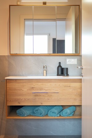 Dusj, hårføner, bidé og håndklær