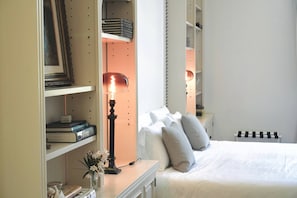 6 bedrooms, desk, iron/ironing board, travel cot