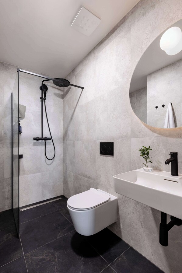 Douche, sĂšche-cheveux