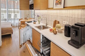 Geladeira, cooktop, lava-louças, cafeteira/chaleira