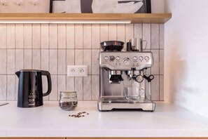 Køleskab, kogeplade, kaffe-/temaskine, køkkentøj/tallerkener/redskaber