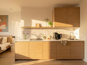 Fridge, stovetop, coffee/tea maker, cookware/dishes/utensils - TurnKey | Henry's Tower Apartment V-2 (Hlavní město Praha)