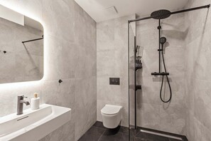 Shower, hair dryer, shampoo - TurnKey | Henry's Tower Apartment V-2 (Hlavní město Praha)