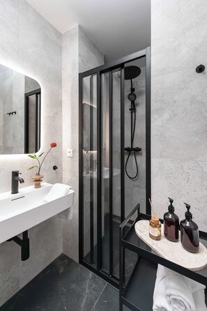 Douche, sèche-cheveux