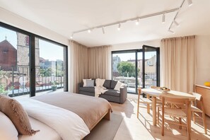 2 habitaciones, tabla de planchar con plancha, cuna de viaje y wifi 