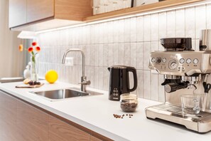 Kylskåp, spishäll, diskmaskin och kaffe- och tebryggare