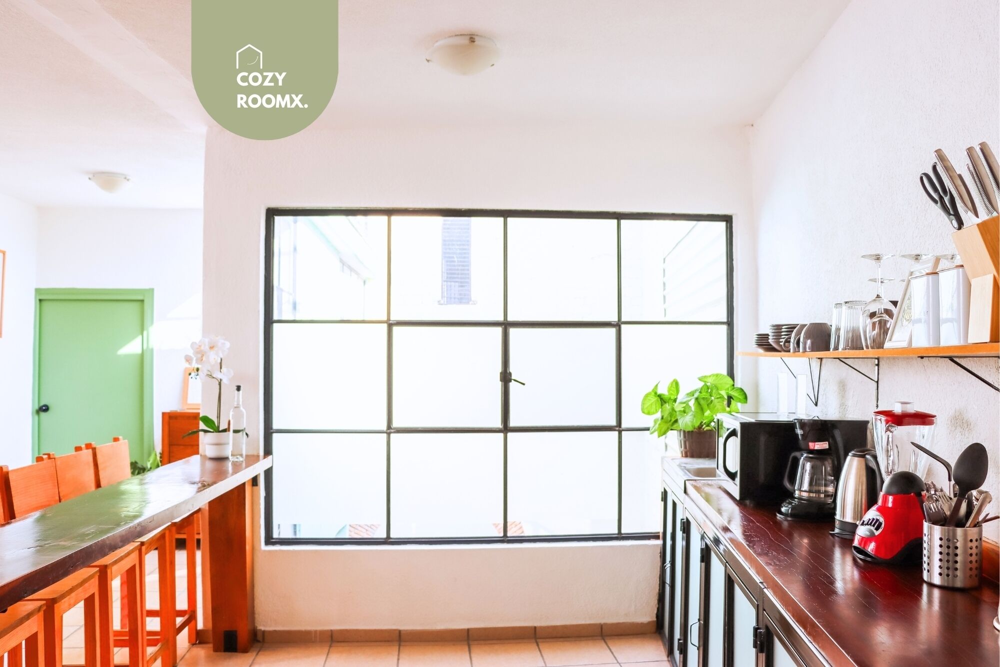 Mikroaaltouuni, uuni, liesi, kahvin-/teenkeitin