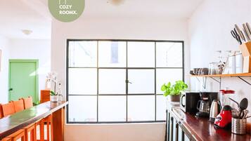 Mikroaaltouuni, uuni, liesi, kahvin-/teenkeitin