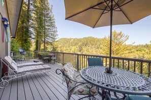Outdoor dining - Stunning River & Valley View | Monte Rio (Monte Rio)