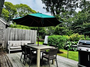 Outdoor dining - Classic Cape & Bunk House Nearby Downtown (Tisbury)