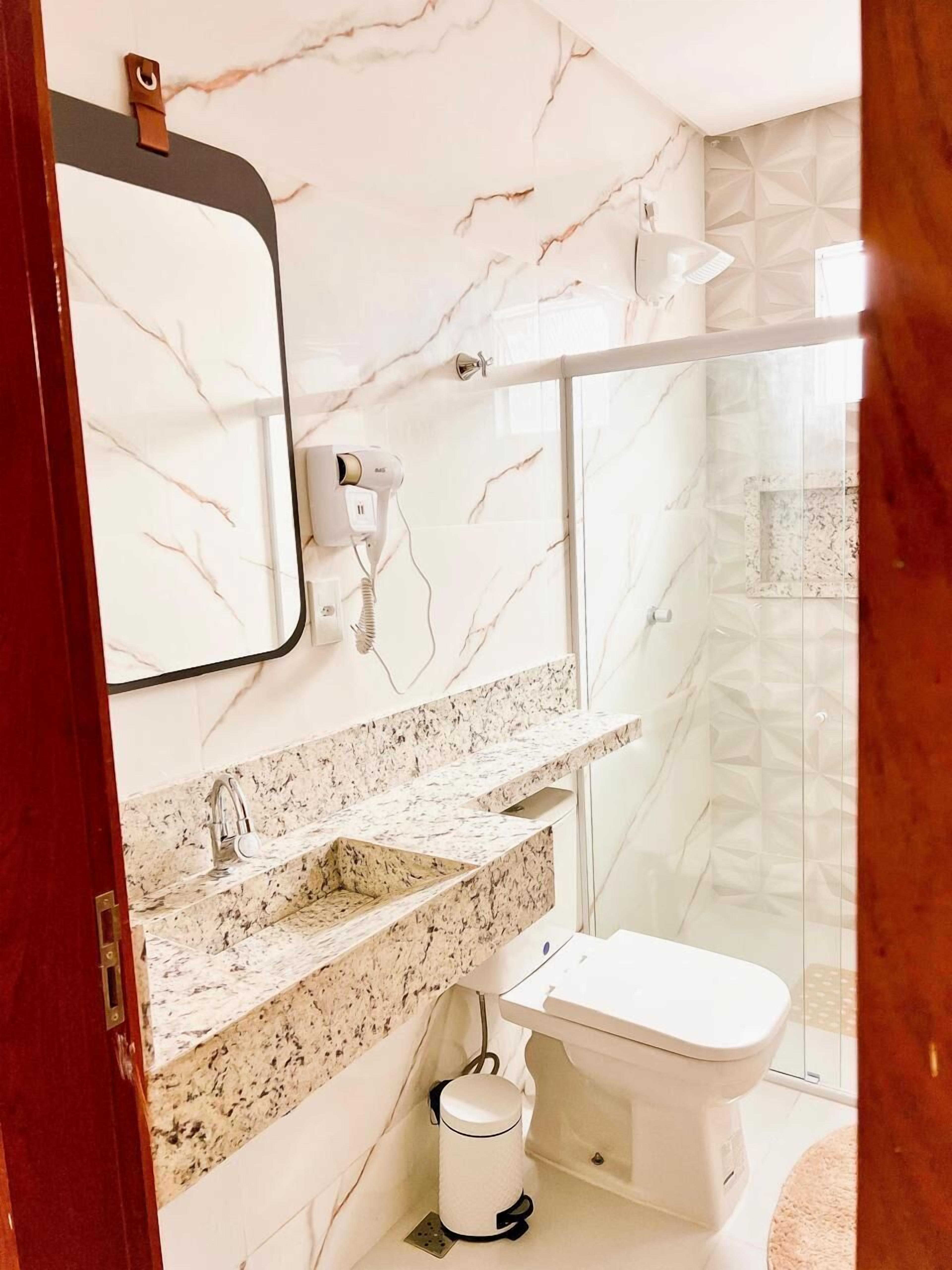 Quarto triplo conforto | Banheiro | Chuveiro, secador de cabelo, toalhas de banho, sabonete