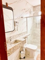 Habitación triple Confort | Baño | Ducha, secador de pelo, toallas y jabón
