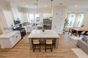 Fridge, microwave, oven, stovetop - Near DT, King Suite, Hot Tub, Game Room, Fire Pit (Houston)