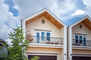 Exterior - Near DT, King Suite, Hot Tub, Game Room, Fire Pit (Houston)