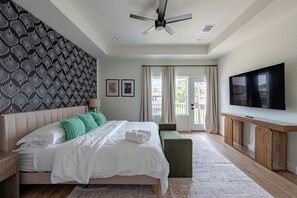 4 bedrooms, desk, iron/ironing board, free WiFi - Near DT, King Suite, Hot Tub, Game Room, Fire Pit (Houston)
