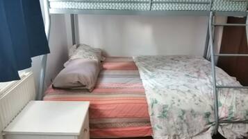 2 bedrooms, iron/ironing board, WiFi