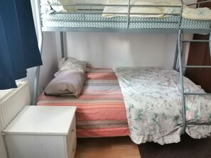 2 bedrooms, iron/ironing board, WiFi